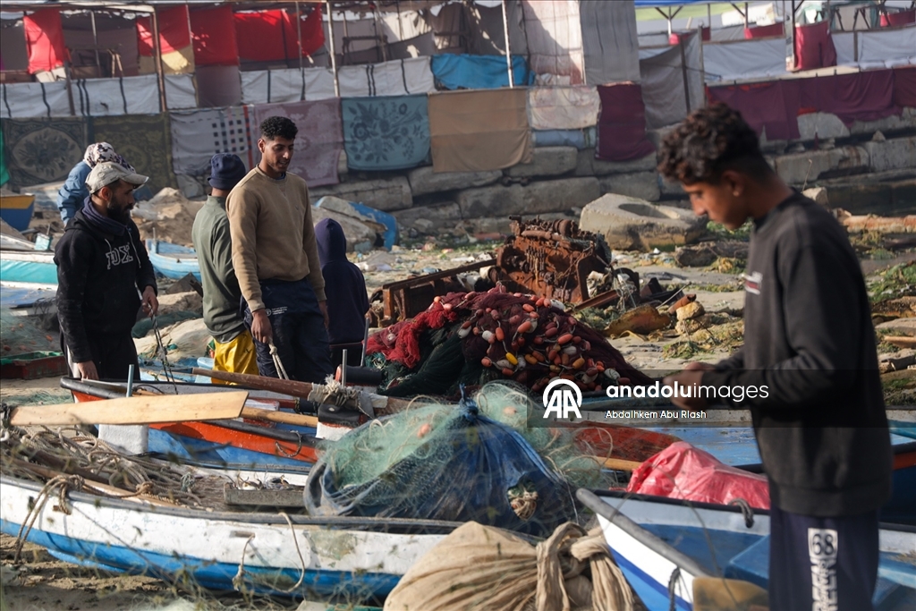 Gazze'de balıkçılar zor şartlar altında avlanmaya devam ediyor