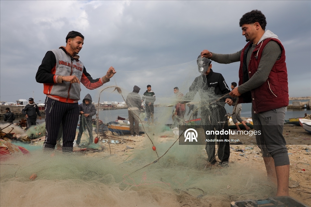 Gazze'de balıkçılar zor şartlar altında avlanmaya devam ediyor