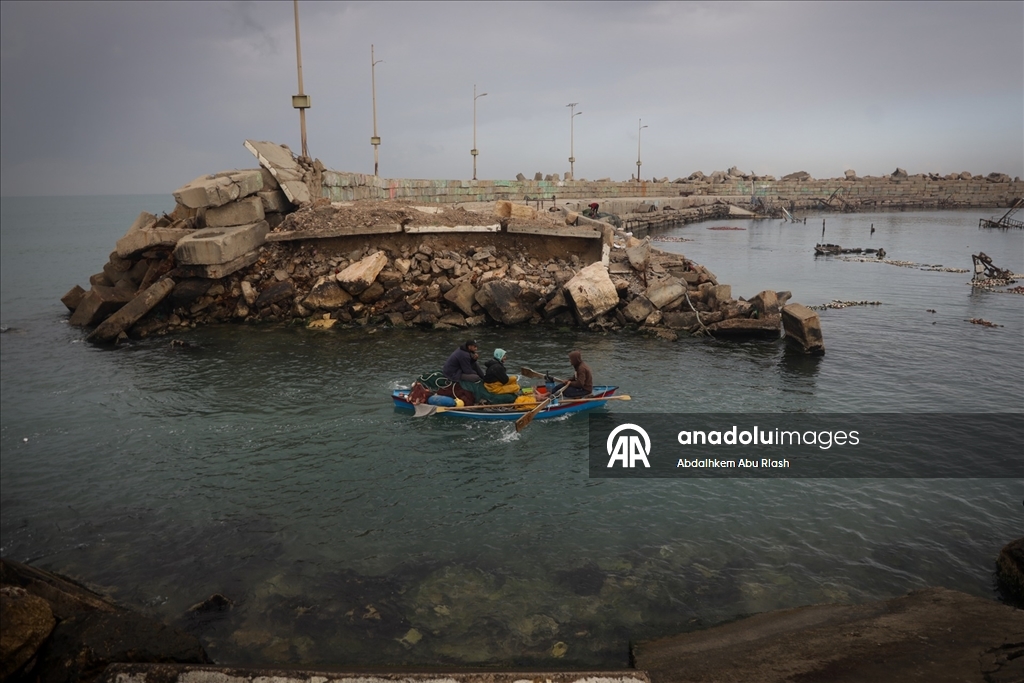 Gazze'de balıkçılar zor şartlar altında avlanmaya devam ediyor