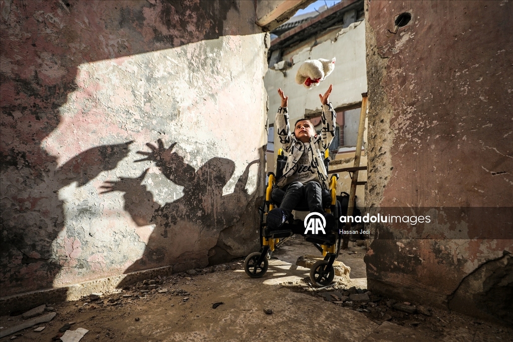 İsrail saldırıları sonucu yaralanan Filistinli çocuk, tekerlekli sandalyeye mahkum kaldı