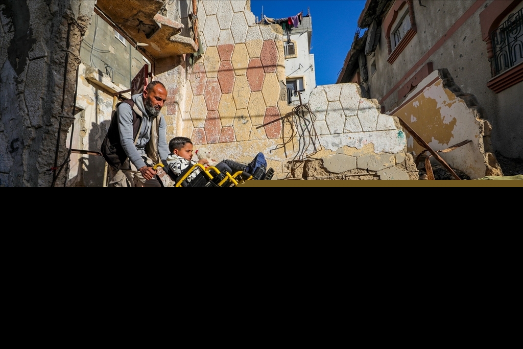 İsrail saldırıları sonucu yaralanan Filistinli çocuk, tekerlekli sandalyeye mahkum kaldı