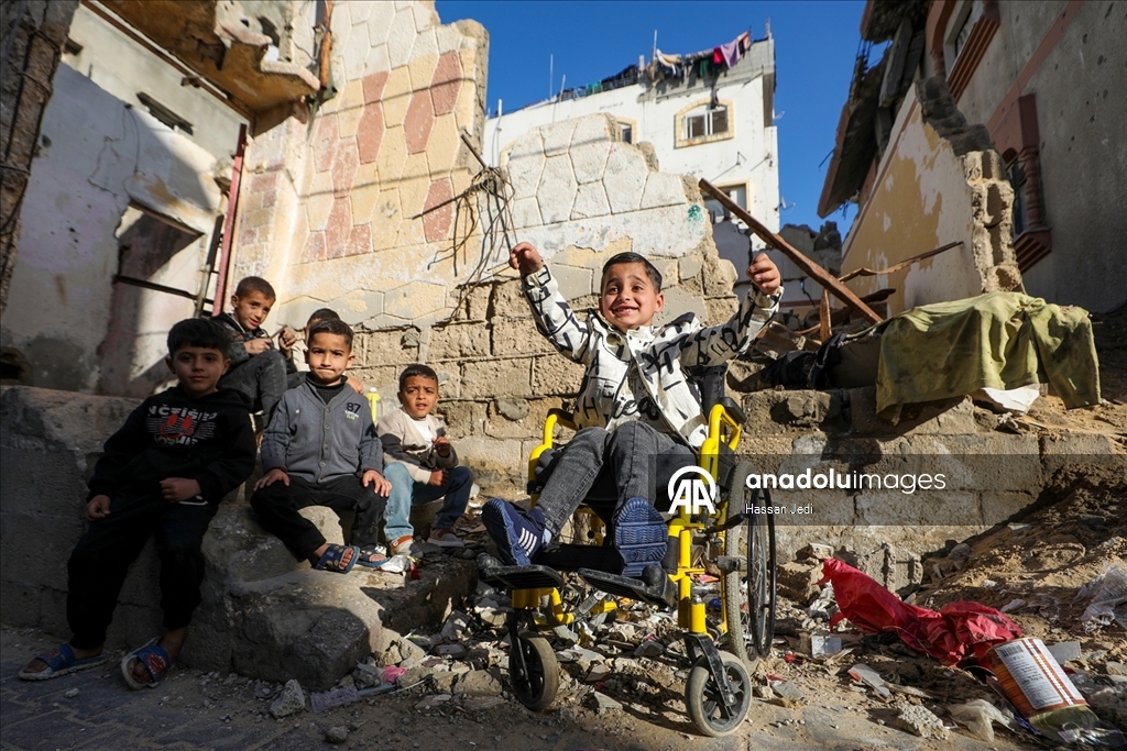 İsrail saldırıları sonucu yaralanan Filistinli çocuk, tekerlekli sandalyeye mahkum kaldı