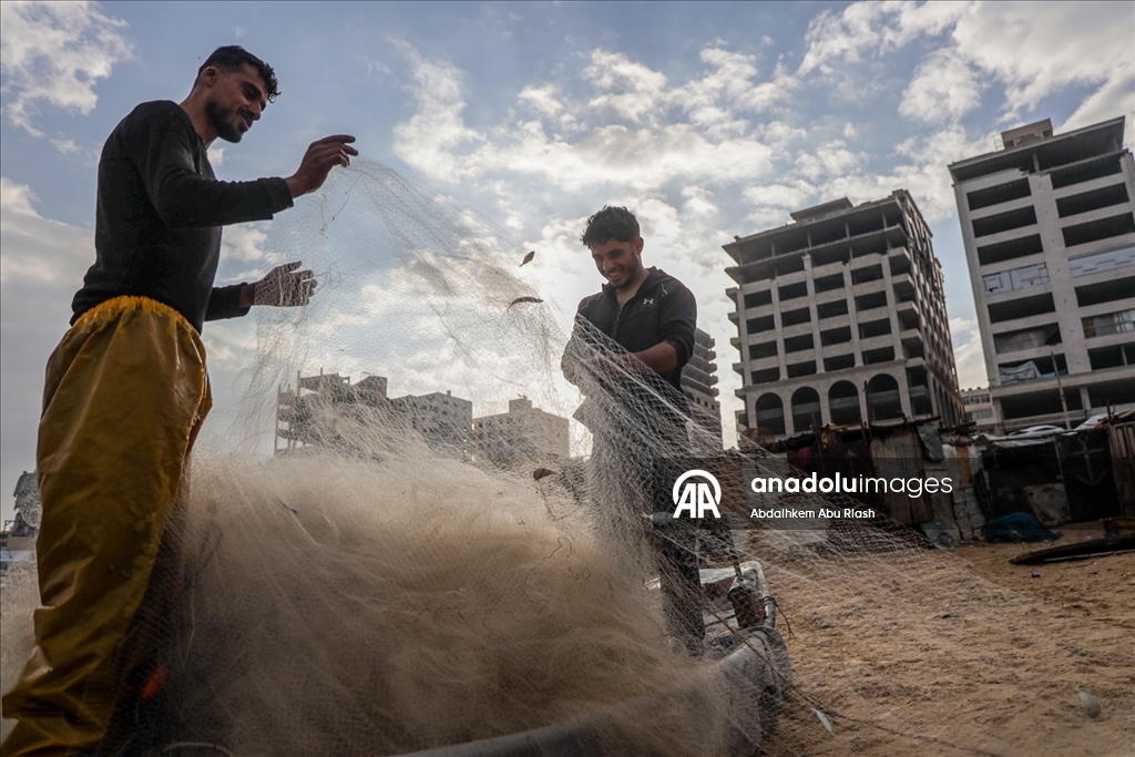 Gazze'de balıkçılar zor şartlar altında avlanmaya devam ediyor