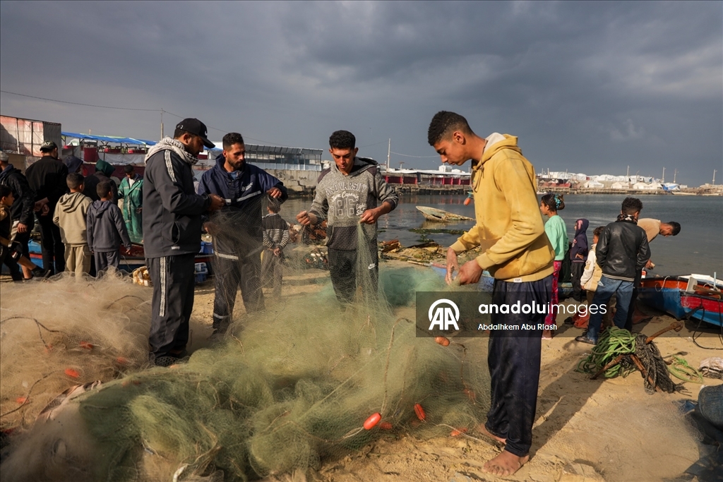 Gazze'de balıkçılar zor şartlar altında avlanmaya devam ediyor