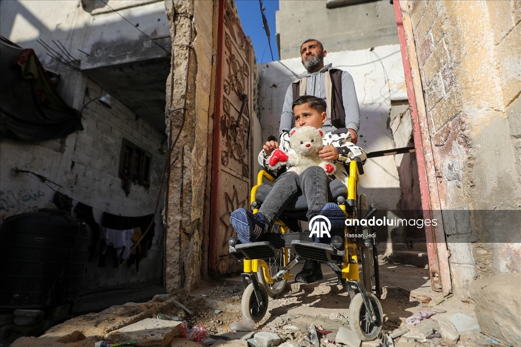 İsrail saldırıları sonucu yaralanan Filistinli çocuk, tekerlekli sandalyeye mahkum kaldı