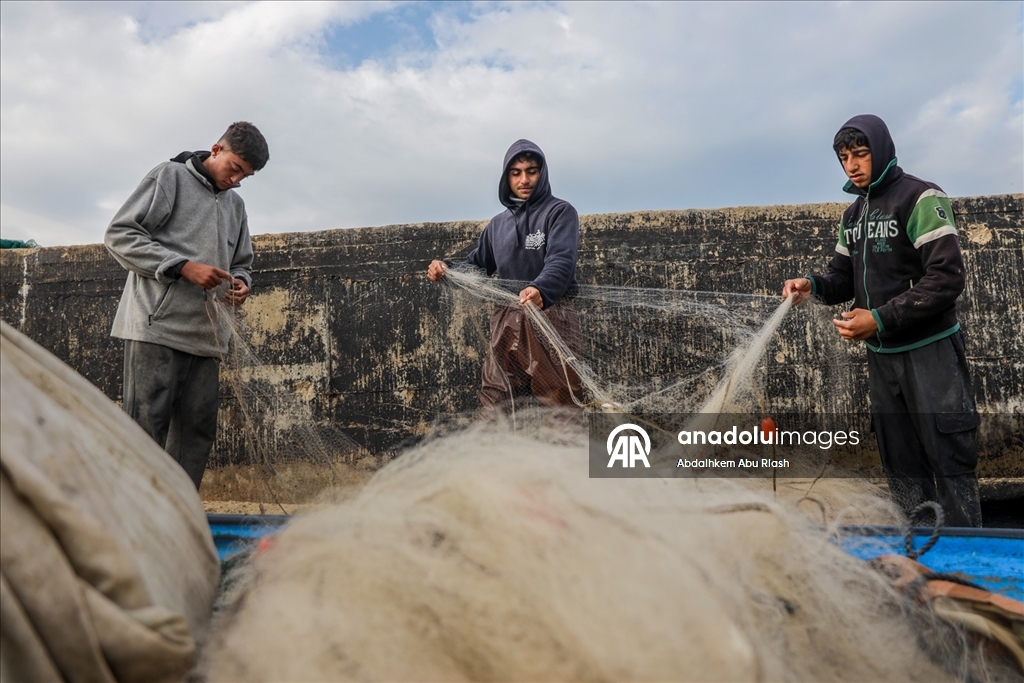 Gazze'de balıkçılar zor şartlar altında avlanmaya devam ediyor