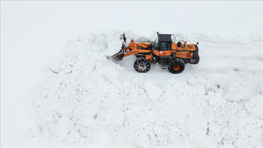 Van-Bahçesaray kara yolunda karla mücadele çalışmaları sürüyor