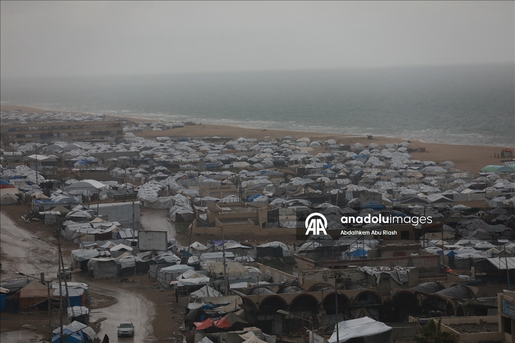 Displaced Palestinians in Gaza struggle with harsh winter conditions