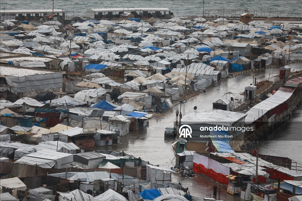 Displaced Palestinians in Gaza struggle with harsh winter conditions