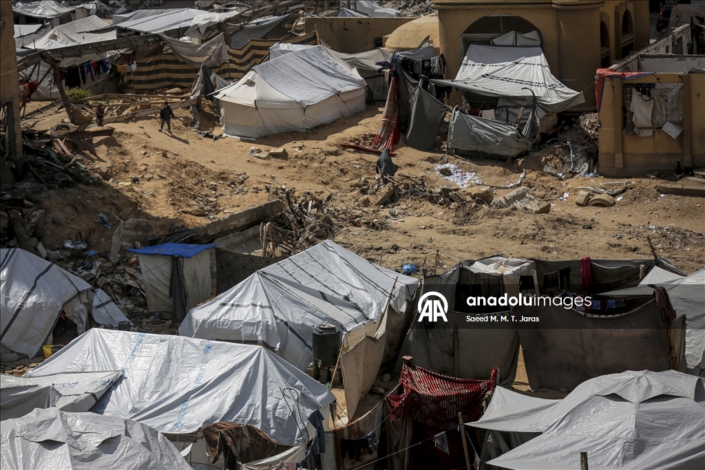 Gazze kentinde yerinden edilen Filistinliler üniversite yerleşkesine sığındı