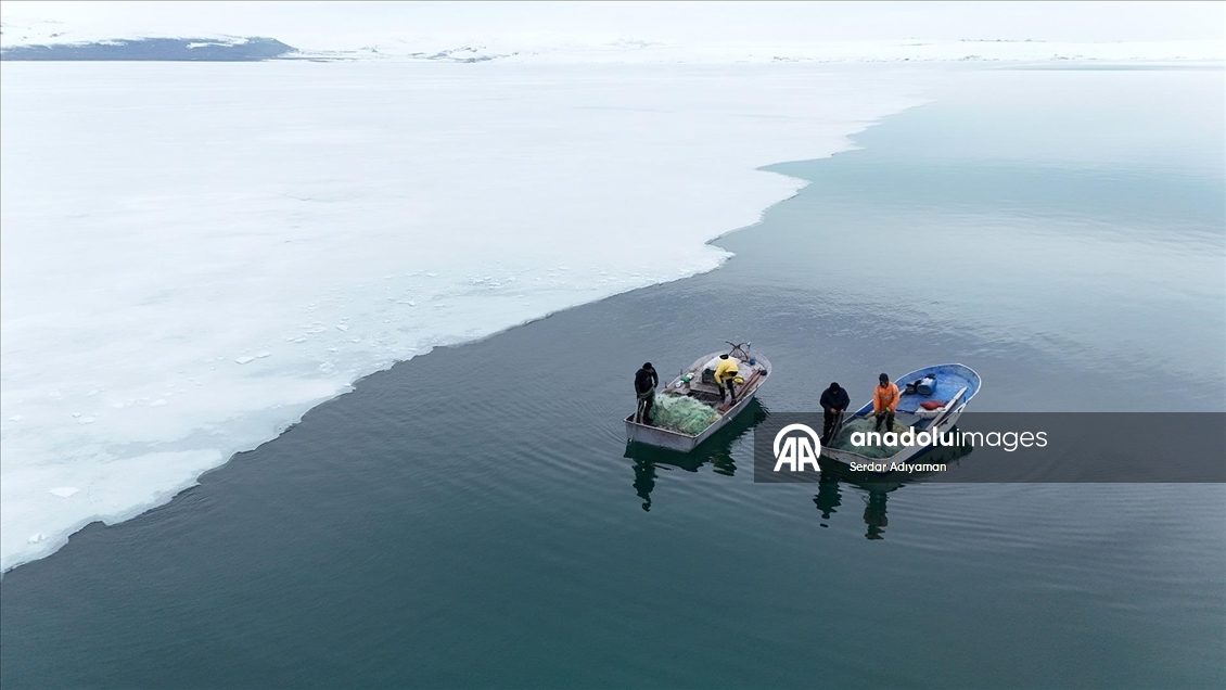 Bitlis'te Nazik Gölü'nde buzlar kısmen çözüldü