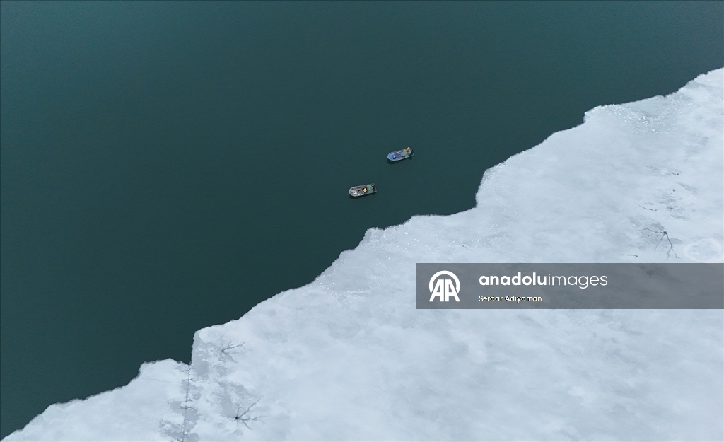 Bitlis'te Nazik Gölü'nde buzlar kısmen çözüldü