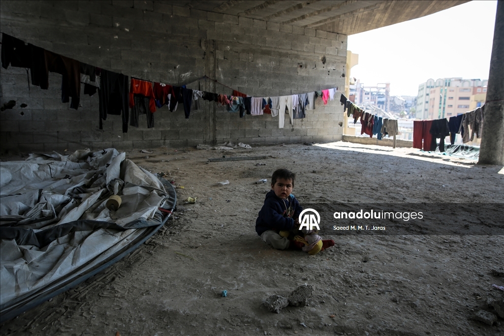 Gazze kentinde yerinden edilen Filistinliler üniversite yerleşkesine sığındı