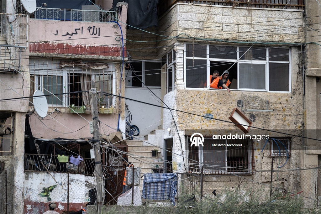 Filistin topraklarını gasbeden İsrailliler, işgal altındaki Doğu Kudüs’te 13 daireye el koydu