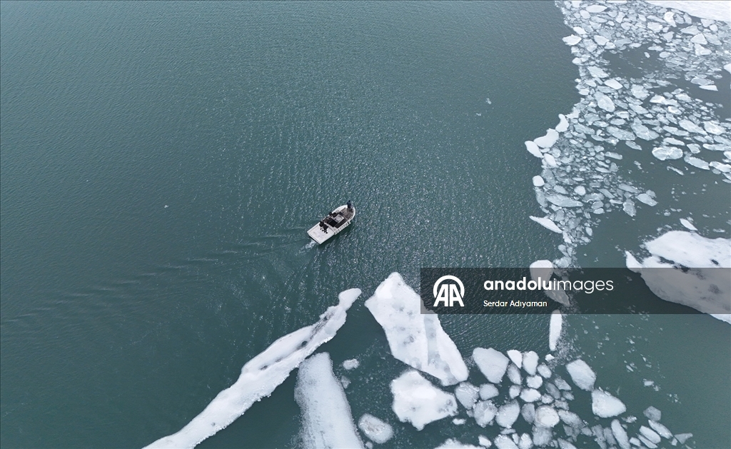 Bitlis'te Nazik Gölü'nde buzlar kısmen çözüldü