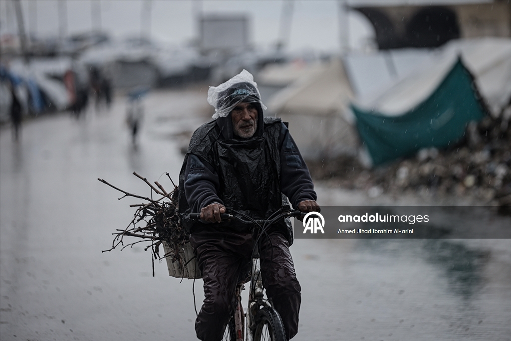 В порту Газы палатки оказались под водой из-за ливня