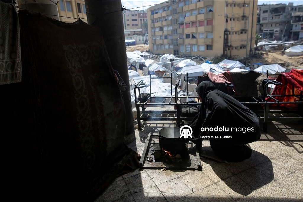 Gazze kentinde yerinden edilen Filistinliler üniversite yerleşkesine sığındı