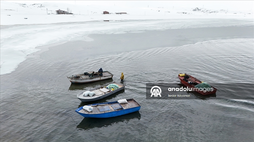 Bitlis'te Nazik Gölü'nde buzlar kısmen çözüldü