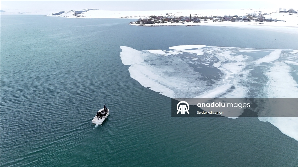 Bitlis'te Nazik Gölü'nde buzlar kısmen çözüldü
