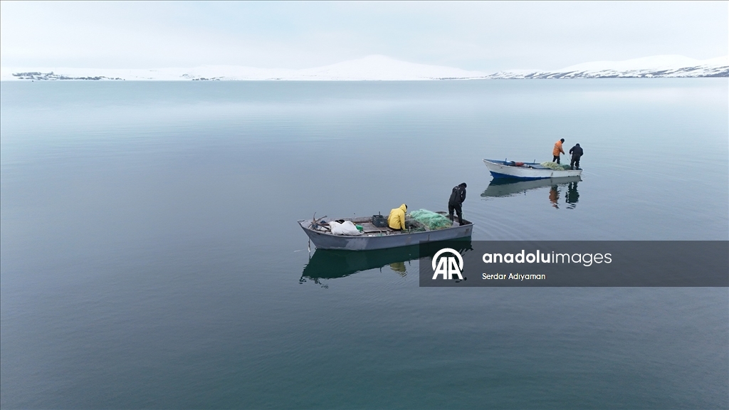 Bitlis'te Nazik Gölü'nde buzlar kısmen çözüldü