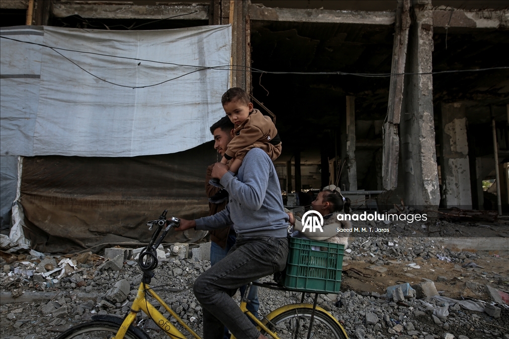 Gazze kentinde yerinden edilen Filistinliler üniversite yerleşkesine sığındı