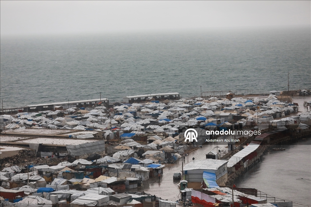 Displaced Palestinians in Gaza struggle with harsh winter conditions