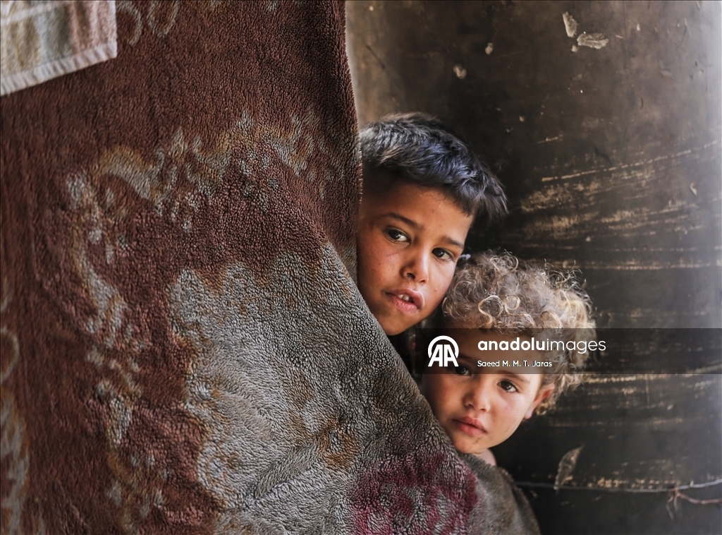 Gazze kentinde yerinden edilen Filistinliler üniversite yerleşkesine sığındı