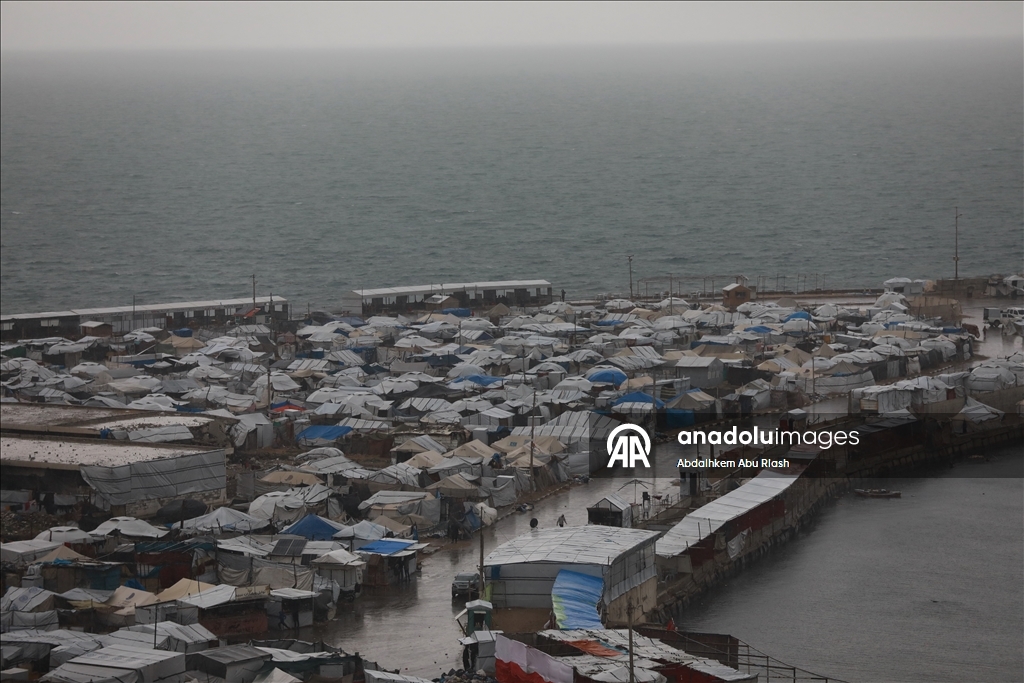 Displaced Palestinians in Gaza struggle with harsh winter conditions