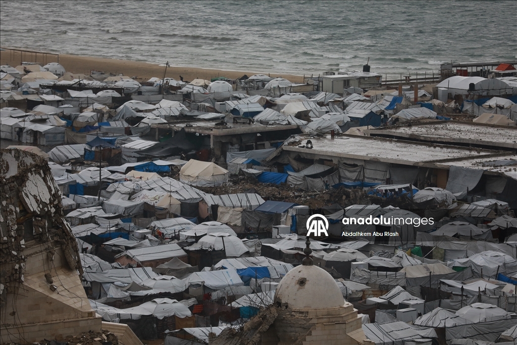 Displaced Palestinians in Gaza struggle with harsh winter conditions