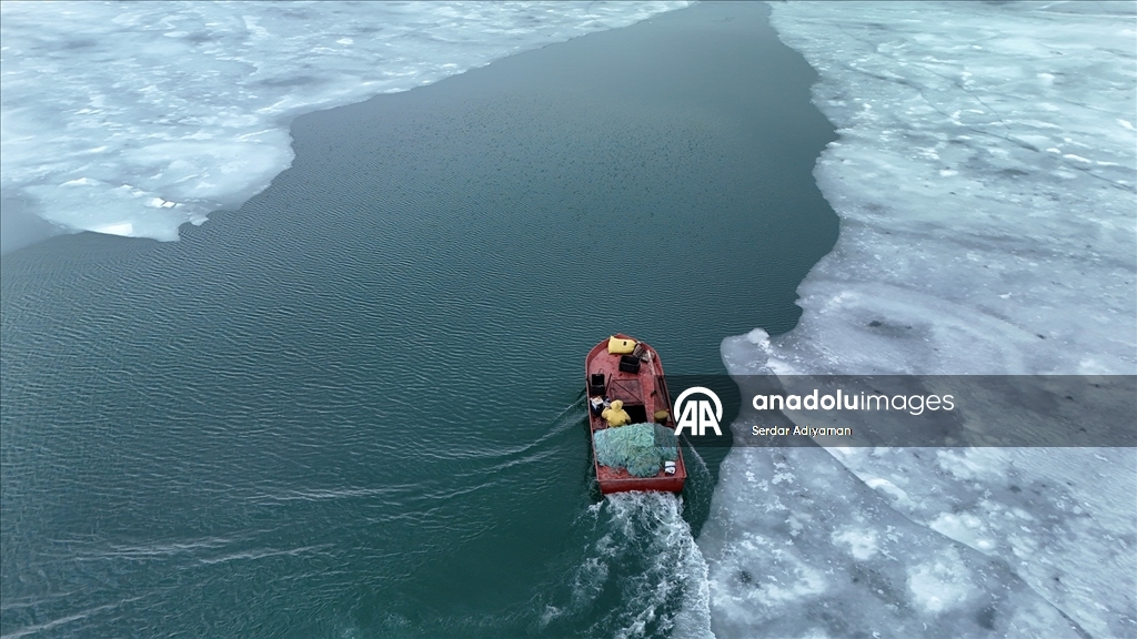 Bitlis'te Nazik Gölü'nde buzlar kısmen çözüldü