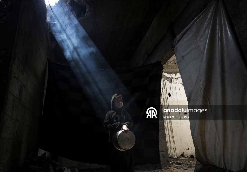 Gazze kentinde yerinden edilen Filistinliler üniversite yerleşkesine sığındı