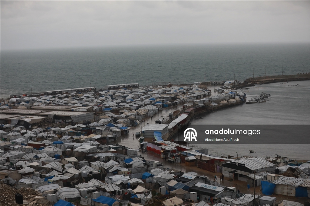 Displaced Palestinians in Gaza struggle with harsh winter conditions
