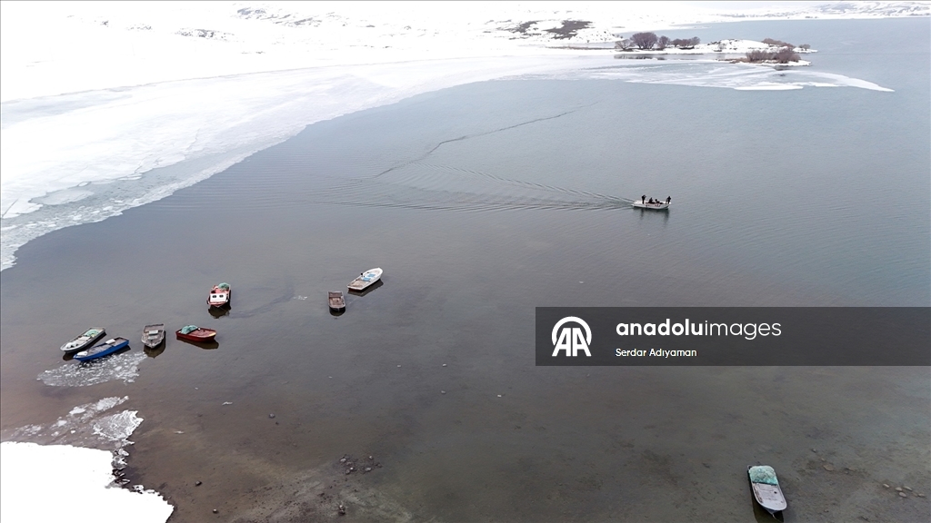 Bitlis'te Nazik Gölü'nde buzlar kısmen çözüldü