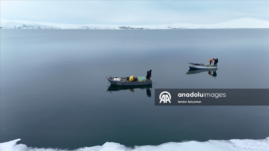 Bitlis'te Nazik Gölü'nde buzlar kısmen çözüldü