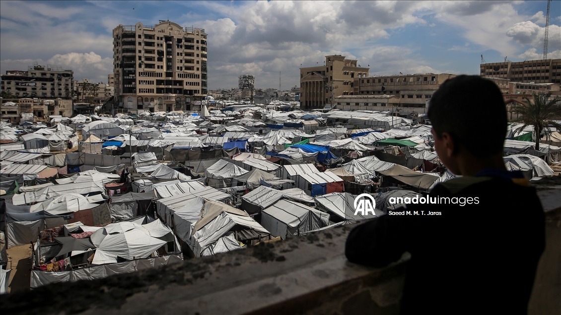 Gazze kentinde yerinden edilen Filistinliler üniversite yerleşkesine sığındı