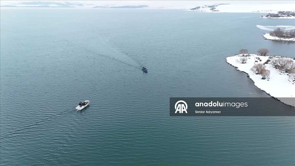 Bitlis'te Nazik Gölü'nde buzlar kısmen çözüldü