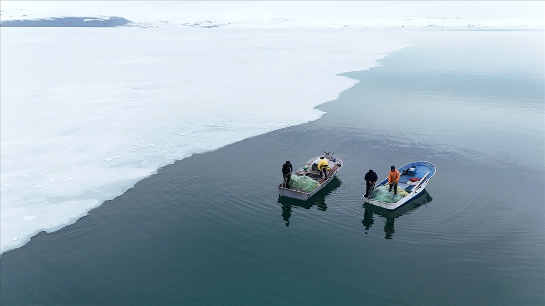 Bitlis'te Nazik Gölü'nde buzlar kısmen çözüldü