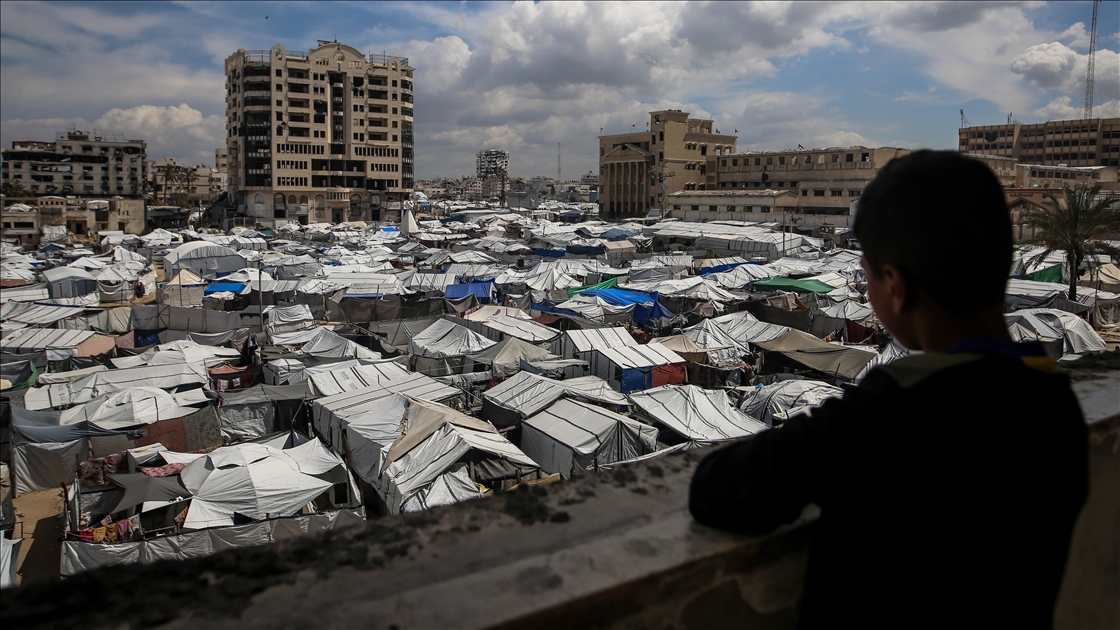 Gazze kentinde yerinden edilen Filistinliler üniversite yerleşkesine sığındı