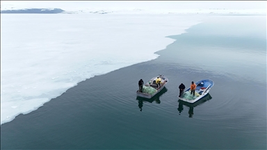 Bitlis'te Nazik Gölü'nde buzlar kısmen çözüldü