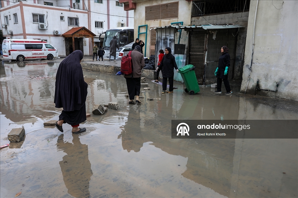 خان يونس..أمطار غزيرة تُغرق الطرقات وخيام النازحين الفلسطينيين