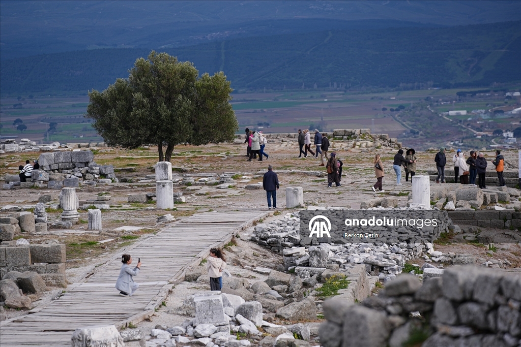 Tarih meraklılarının uğrak noktası: Bergama Akropolü