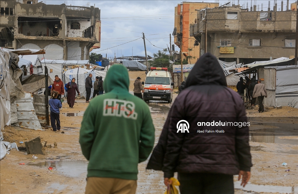 Gazze'de etkili olan yağmur çadırlarda kalan Filistinlileri olumsuz etkiledi