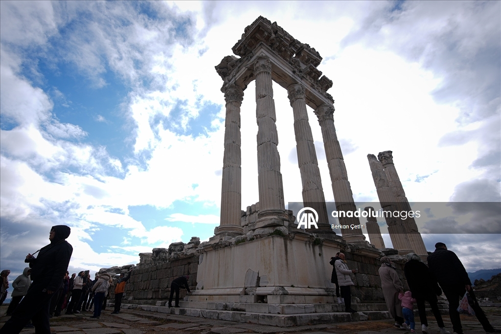 Tarih meraklılarının uğrak noktası: Bergama Akropolü