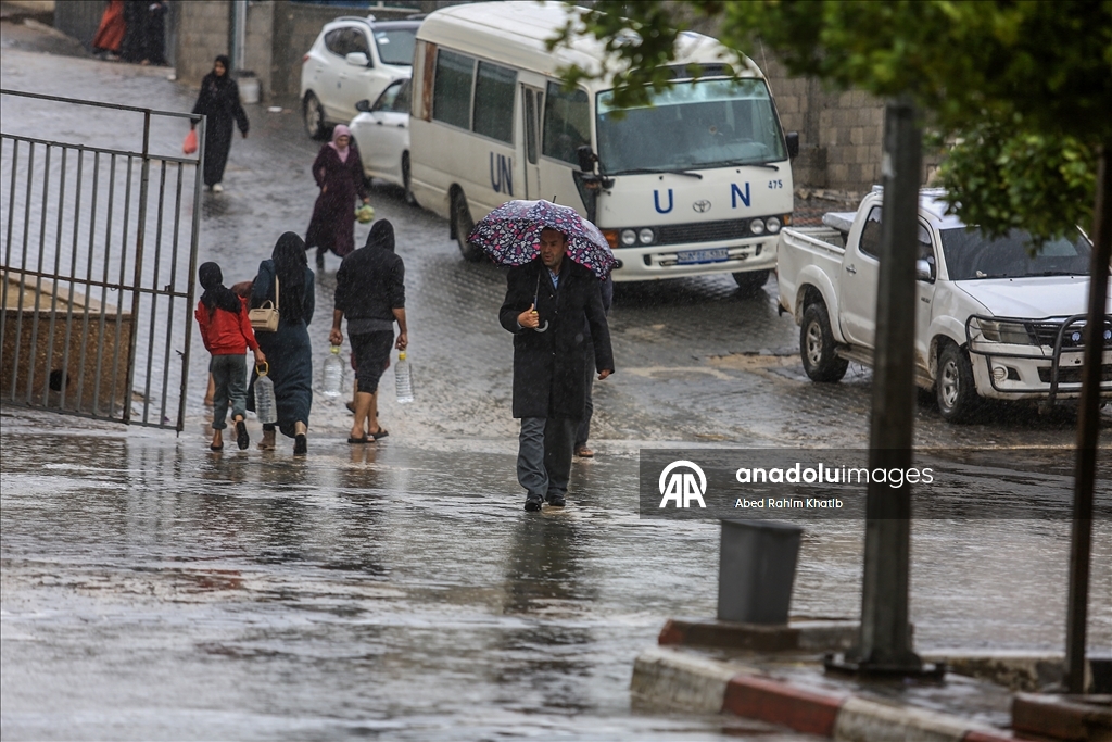 خان يونس..أمطار غزيرة تُغرق الطرقات وخيام النازحين الفلسطينيين