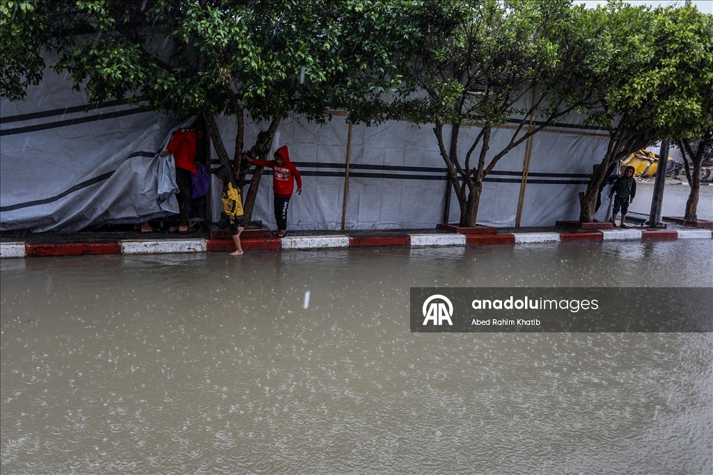 خان يونس..أمطار غزيرة تُغرق الطرقات وخيام النازحين الفلسطينيين