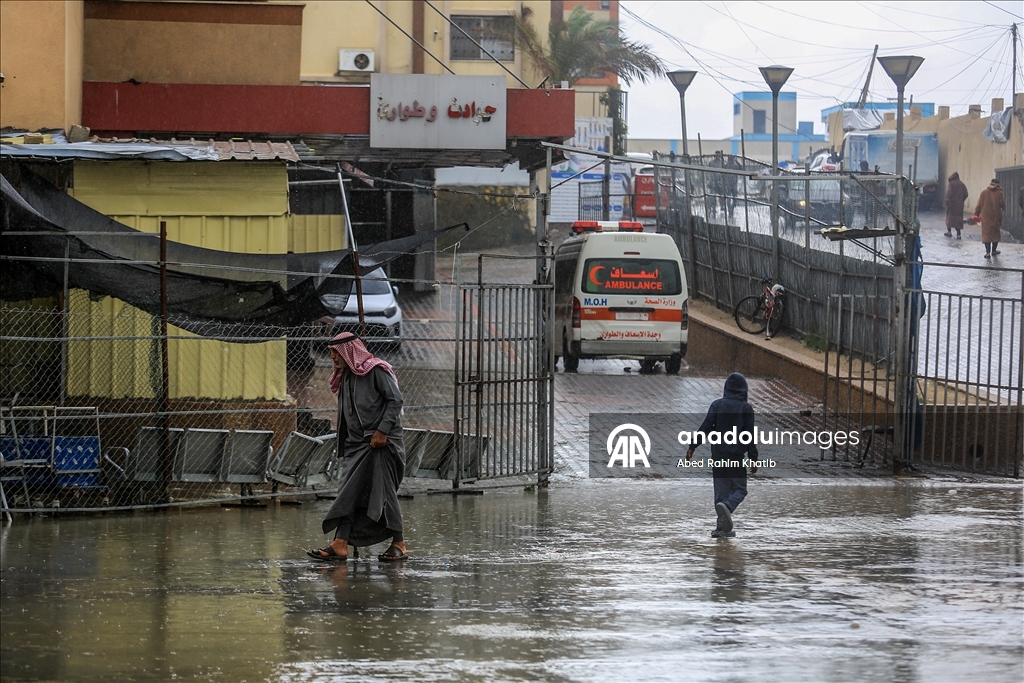 خان يونس..أمطار غزيرة تُغرق الطرقات وخيام النازحين الفلسطينيين