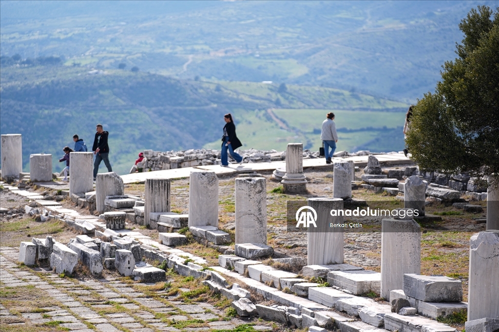 Tarih meraklılarının uğrak noktası: Bergama Akropolü