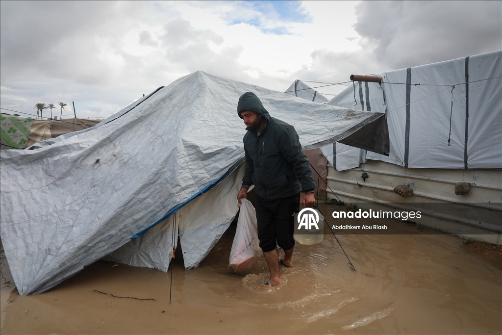 Мощные ливни в секторе Газа негативно повлияли на палестинцев, ютящихся в палатках