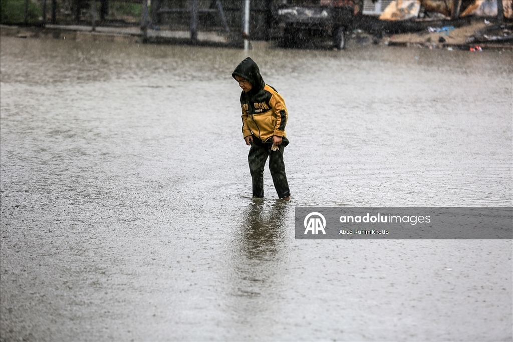 خان يونس..أمطار غزيرة تُغرق الطرقات وخيام النازحين الفلسطينيين