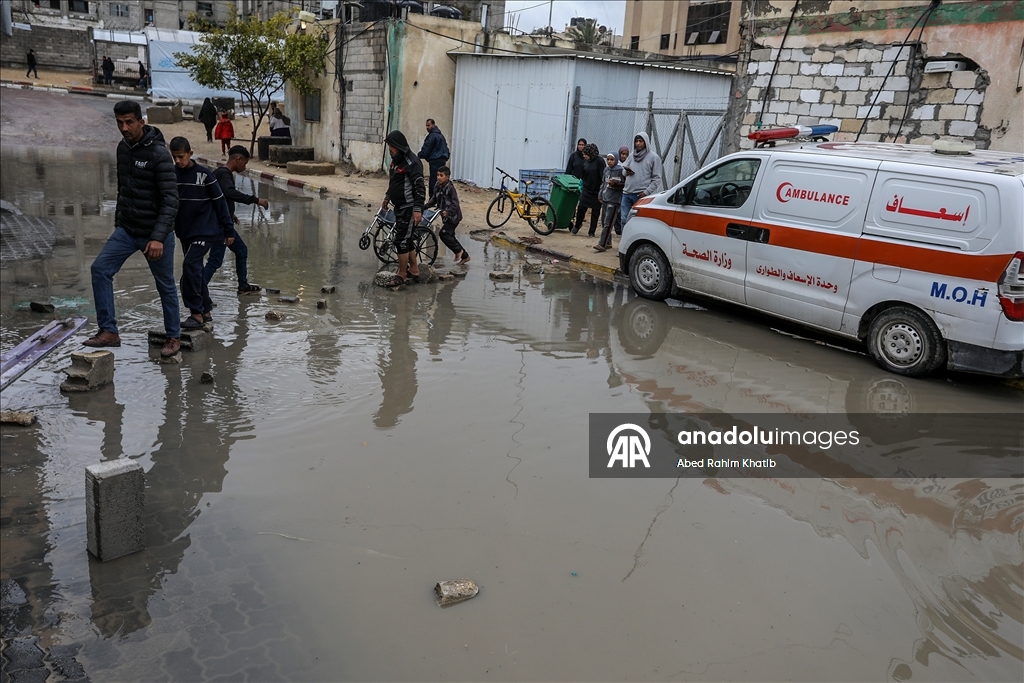 خان يونس..أمطار غزيرة تُغرق الطرقات وخيام النازحين الفلسطينيين